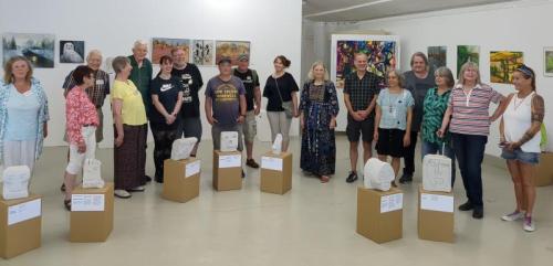 KuKuK-und ALI-Künstler*innen bei der Ausstellungseröffnung