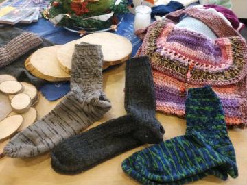 Selbstgestrickte Socken und andere handgefertigte Weihnachtsgeschenke