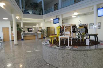 Stuhl-Installtaion und Fotoausstellung in der Kfz-Zulassungsstelle