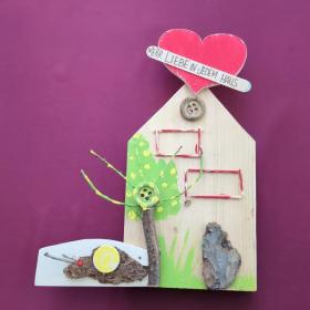 Holzhaus "Mehr Liebe"