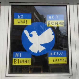 Kein Krieg! Plakat im ALI-Fenster