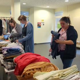 Verschenktag im Juli - Frauen suchen Kleidung aus