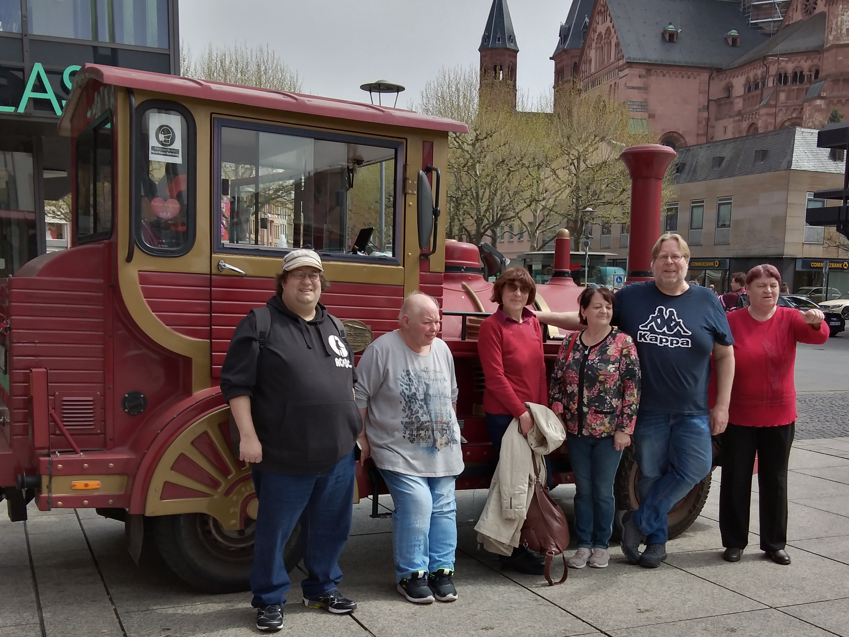 Stadtrundfahrt in Mainz - Gruppe vor kleiner Lok