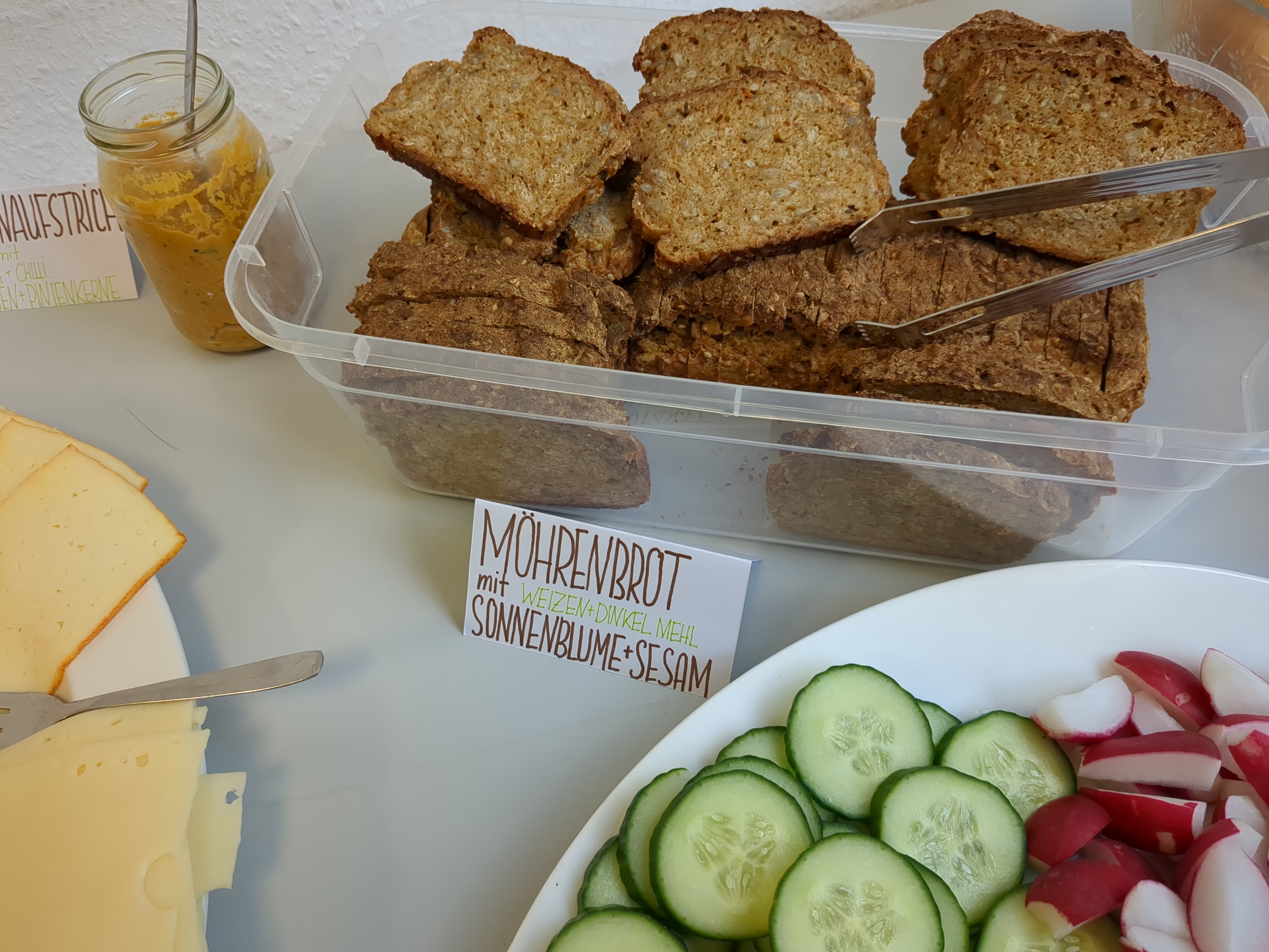 Brunch mit selbstgebackenem Brot