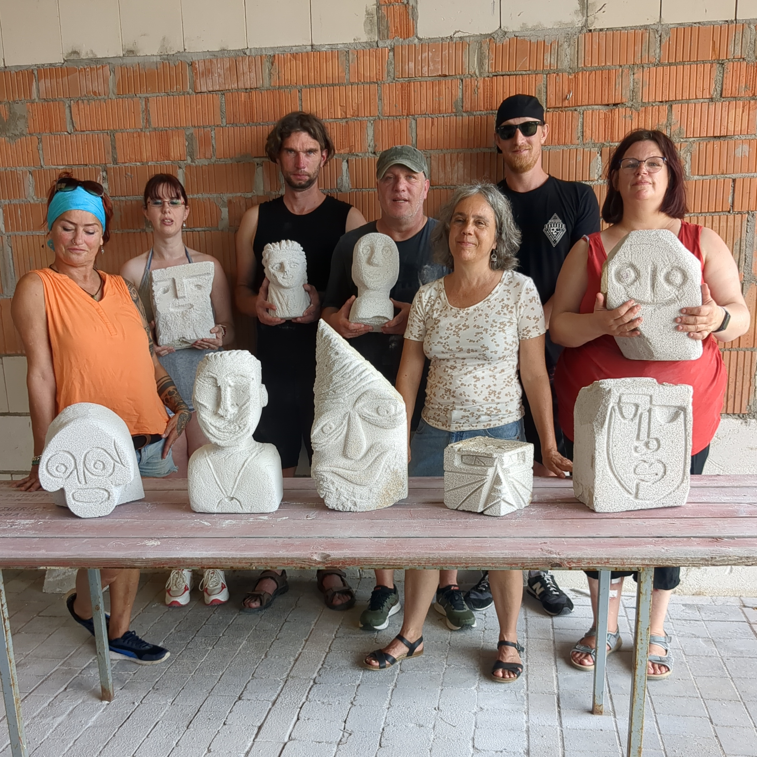Gruppenbild mit fertigen Skultpuren