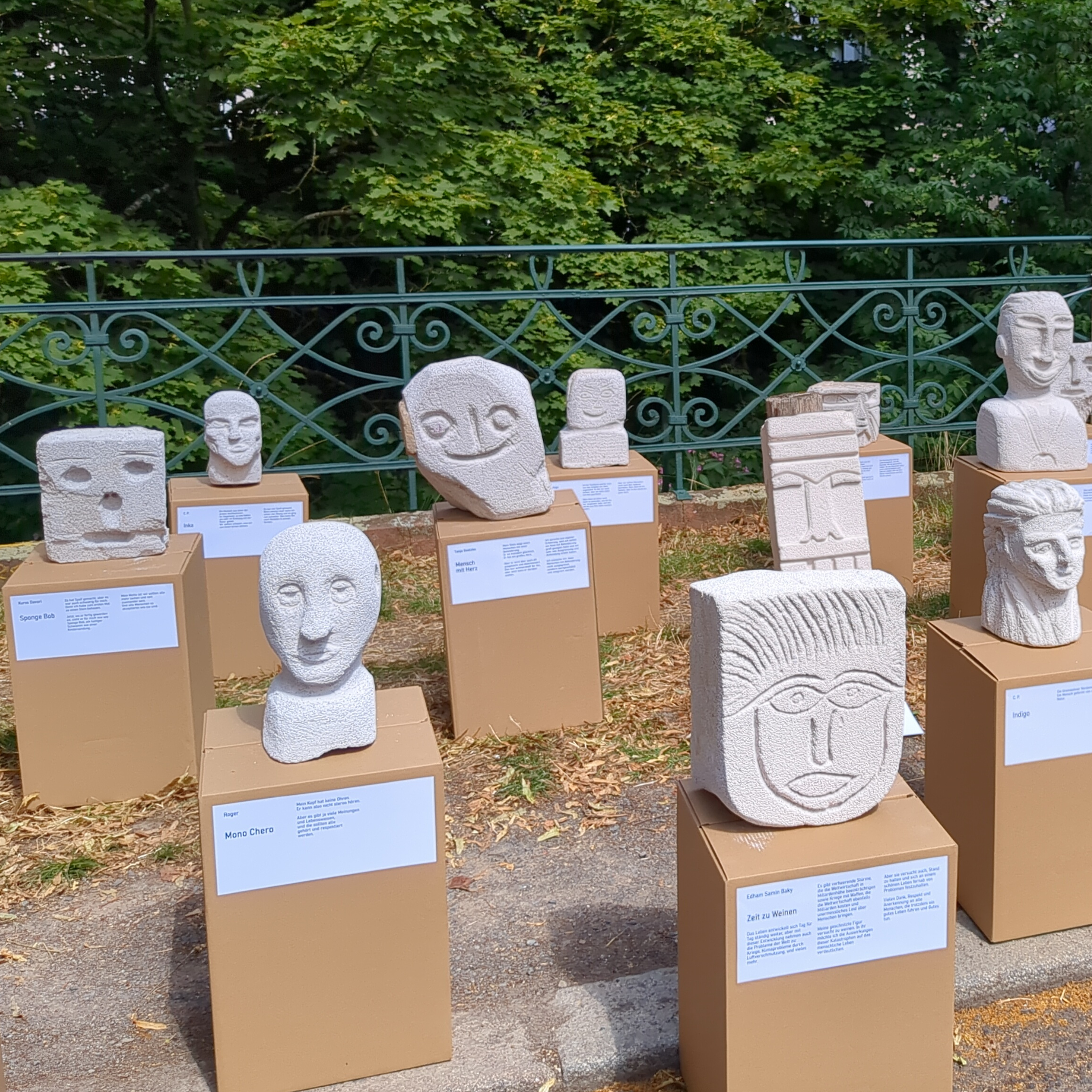 Skulpturen bei Fluss mit Flair