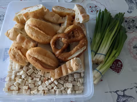 Altes Brot und Frühlingszwiebeln