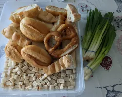 Altes Brot und Frühlingszwiebeln